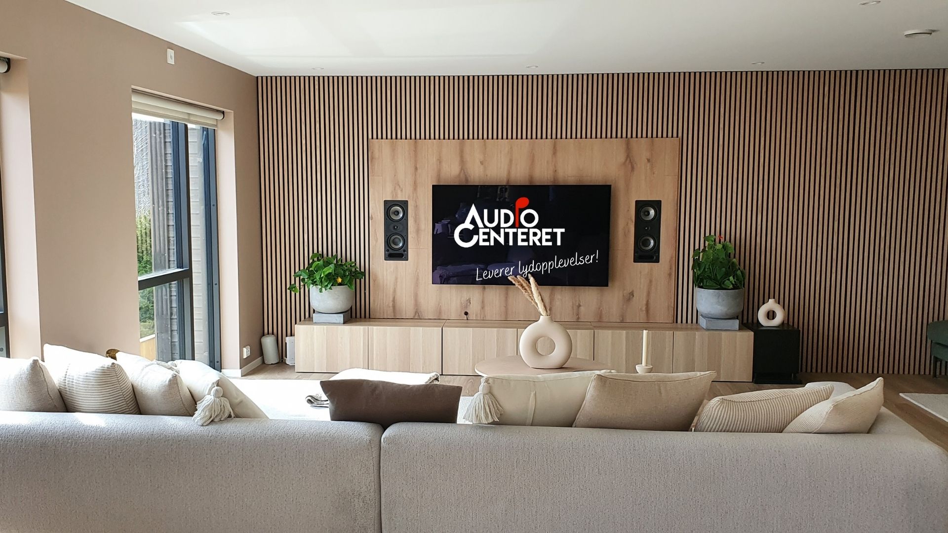 Stue innredning med integrert lyd og bilde system